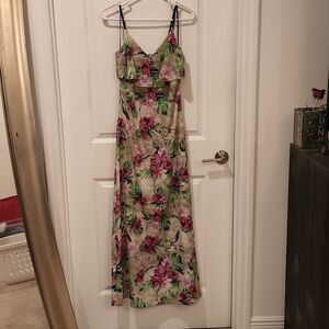 Beautiful
tropical lily and hibiscus floral Guess maxi dress size XS